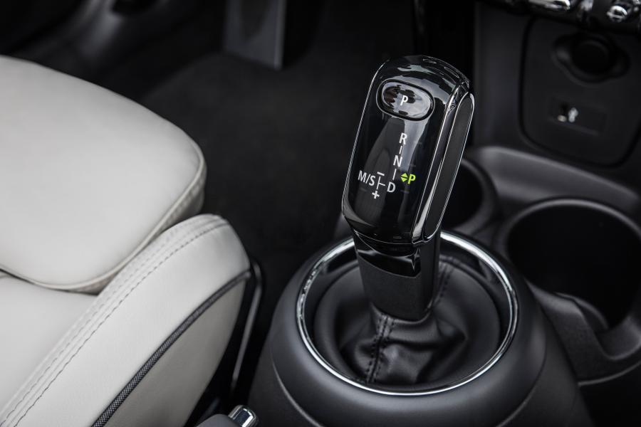 Детали интерьера Mini Cooper S Cabrio (F57) 2018 года  (WW) (фото 212 из 222)